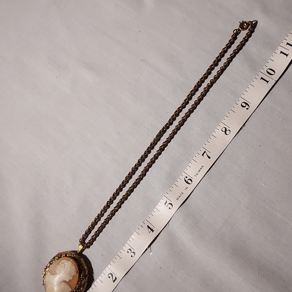 Vintage Hand Carved Shell Cameo Necklace Chunky Gold Tone - Picture 6 of 11